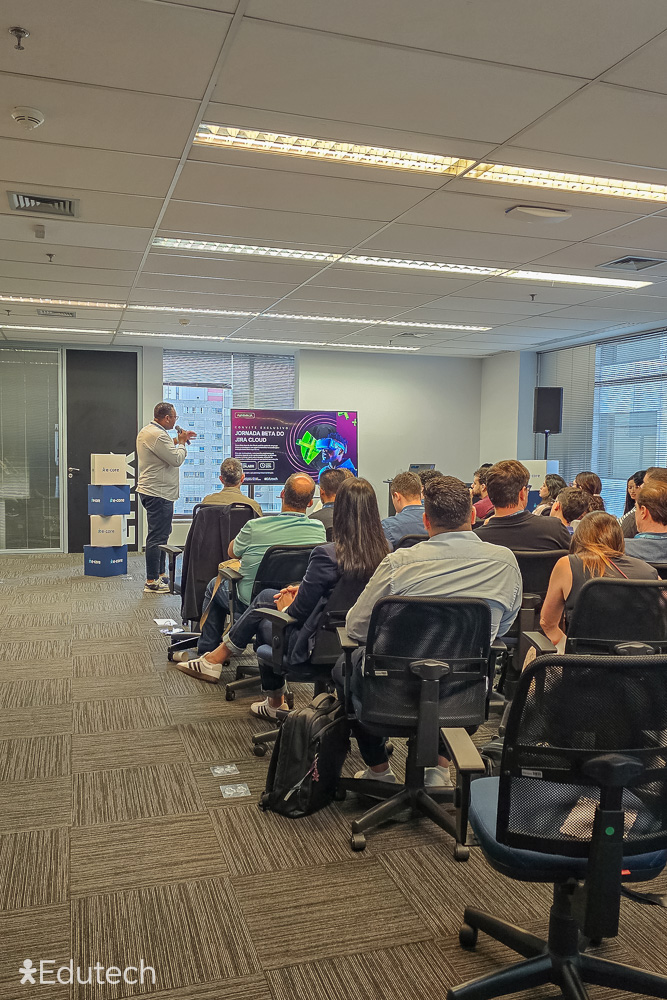 Jonathan Santos apresentando para uma plateia em um evento corporativo